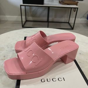 💯 Authentic Gucci Women’s Rubber Slide Sandal in Pastel Pink